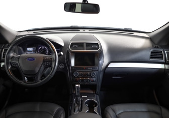 Подержанный автомобиль Ford Explorer 2017 года (10 фото)