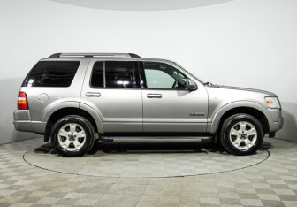 Подержанный автомобиль Ford Explorer 2008 года (4 фото)