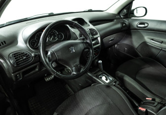 Подержанный автомобиль Peugeot 206 Hatchback 2006 года (11 фото)