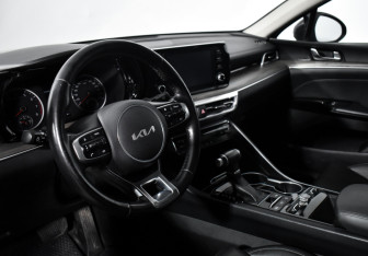 Подержанный автомобиль Kia K5 2021 года (9 фото)