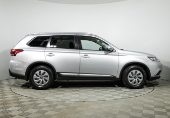 Подержанный автомобиль Mitsubishi Outlander 2018 года (4 фото)