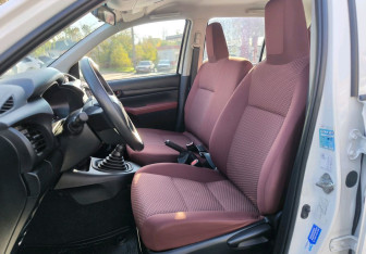 Подержанный автомобиль Toyota Hilux 2021 года (12 фото)