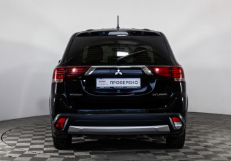 Подержанный автомобиль Mitsubishi Outlander 2016 года (6 фото)
