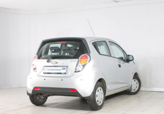 Подержанный автомобиль Chevrolet Spark 2012 года (7 фото)