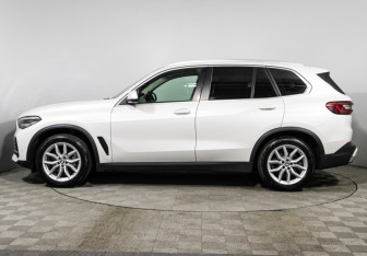 Подержанный автомобиль BMW X5 2019 года (8 фото)
