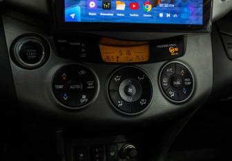 Подержанный автомобиль Toyota RAV4 2011 года (13 фото)