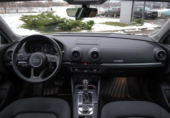 Подержанный автомобиль Audi A3 Hatchback 2017 года (10 фото)