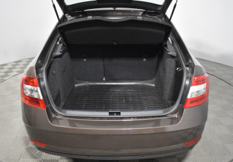 Подержанный автомобиль Skoda Octavia Liftback 2019 года (20 фото)