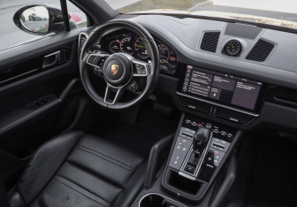 Подержанный автомобиль Porsche Cayenne 2019 года (10 фото)