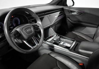 Подержанный автомобиль Audi Q8 2019 года (9 фото)