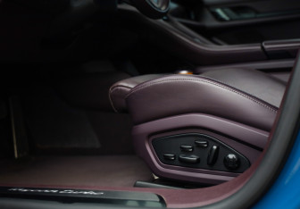 Подержанный автомобиль Porsche Taycan 2020 года (28 фото)