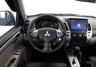 Подержанный автомобиль Mitsubishi Pajero Sport 2010 года (10 фото)
