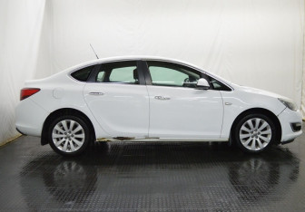 Подержанный автомобиль Opel Astra Sedan 2013 года (4 фото)