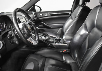 Подержанный автомобиль Porsche Cayenne 2015 года (10 фото)