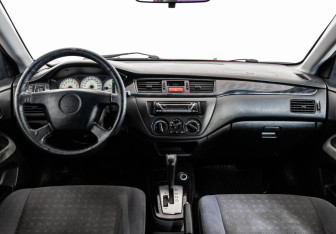 Подержанный автомобиль Mitsubishi Lancer Wagon 2004 года (10 фото)