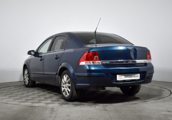 Подержанный автомобиль Opel Astra Sedan 2008 года (7 фото)