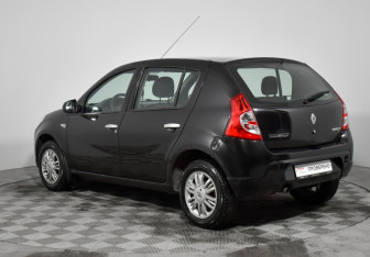 Подержанный автомобиль Renault Sandero 2014 года (7 фото)