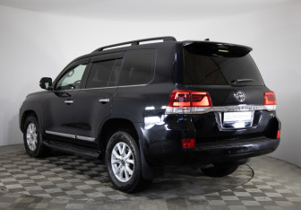 Подержанный автомобиль Toyota Land Cruiser Suv 2015 года (7 фото)
