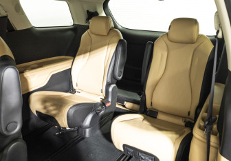 Подержанный автомобиль Kia Carnival 2021 года (19 фото)