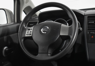 Подержанный автомобиль Nissan Tiida Hatchback 2013 года (14 фото)