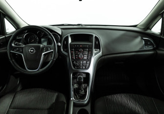 Подержанный автомобиль Opel Astra Wagon 2013 года (13 фото)
