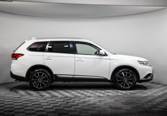 Подержанный автомобиль Mitsubishi Outlander 2019 года (4 фото)