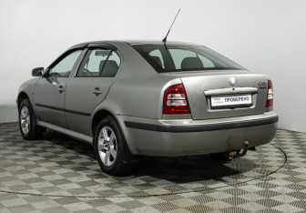 Подержанный автомобиль Skoda Octavia Liftback 2008 года (7 фото)