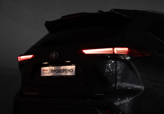 Подержанный автомобиль Toyota Highlander 2021 года (30 фото)