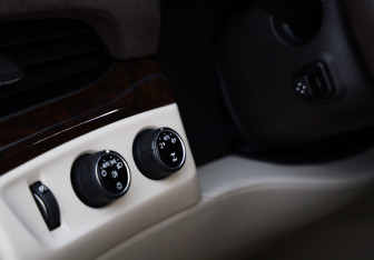 Подержанный автомобиль Cadillac Escalade Suv 2016 года (23 фото)