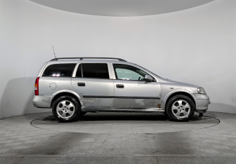 Подержанный автомобиль Opel Astra Sedan 2002 года (4 фото)