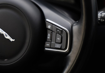 Подержанный автомобиль Jaguar F-Pace 2017 года (12 фото)