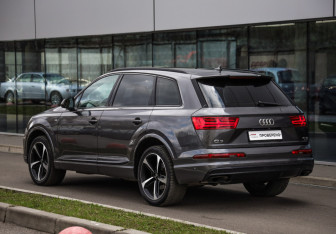 Подержанный автомобиль Audi Q7 2018 года (9 фото)