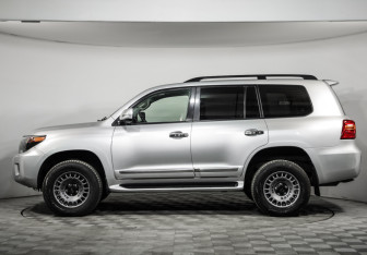 Подержанный автомобиль Toyota Land Cruiser Suv 2014 года (8 фото)