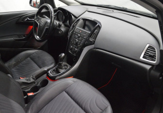 Подержанный автомобиль Opel Astra Sedan 2014 года (12 фото)