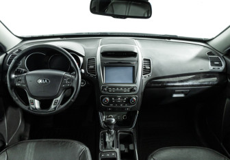 Подержанный автомобиль Kia Sorento 2016 года (13 фото)