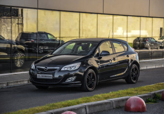 Подержанный автомобиль Opel Astra Hatchback 2011 года (3 фото)