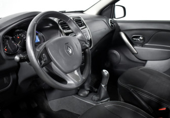 Подержанный автомобиль Renault Sandero 2015 года (9 фото)