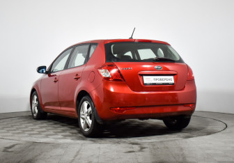 Подержанный автомобиль Kia Ceed Hatchback 2011 года (7 фото)