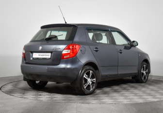 Подержанный автомобиль Skoda Fabia Hatchback 2009 года (5 фото)