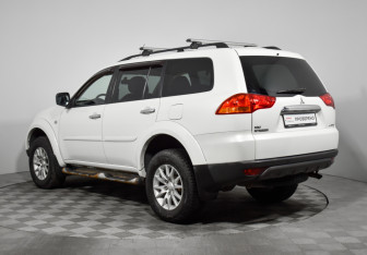 Подержанный автомобиль Mitsubishi Pajero Sport 2011 года (7 фото)