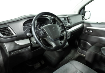 Подержанный автомобиль Peugeot Traveller 2019 года (11 фото)