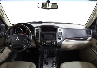 Подержанный автомобиль Mitsubishi Pajero 2019 года (10 фото)