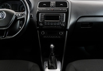 Подержанный автомобиль Volkswagen Polo Sedan 2018 года (14 фото)