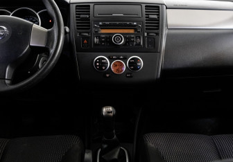 Подержанный автомобиль Nissan Tiida Hatchback 2010 года (11 фото)