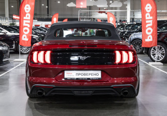 Подержанный автомобиль Ford Mustang Convertible 2019 года (14 фото)