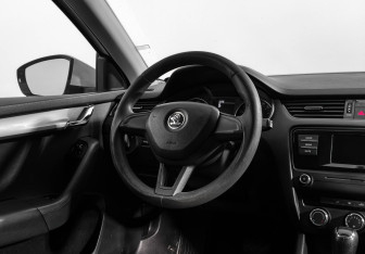 Подержанный автомобиль Skoda Octavia Liftback 2015 года (15 фото)