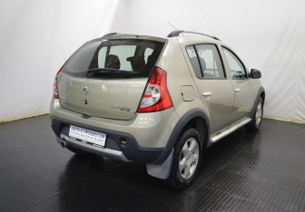 Подержанный автомобиль Renault Sandero 2012 года (5 фото)