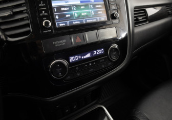 Подержанный автомобиль Mitsubishi Outlander 2017 года (20 фото)