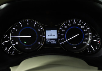 Подержанный автомобиль Infiniti QX80 2015 года (12 фото)