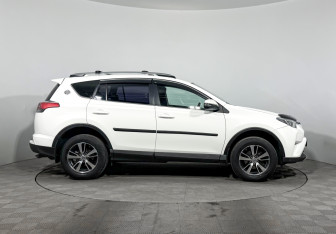 Подержанный автомобиль Toyota RAV4 2016 года (4 фото)
